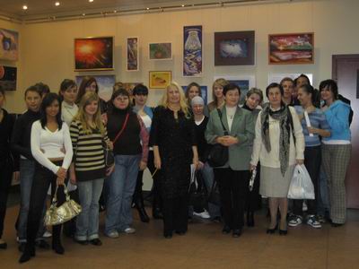 Олимпиада Царегородцева с полски ученици на нейната изложба във Варшава.